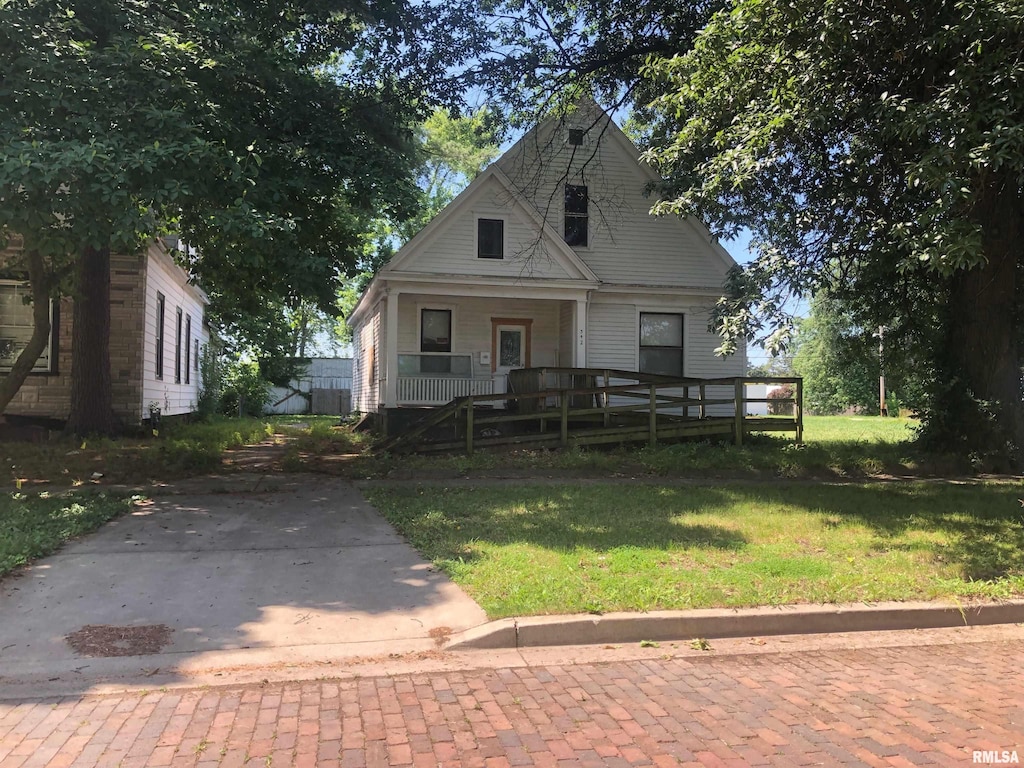 342 W Reynolds St, Springfield, IL 62702 - bungalow with a front yard and a porch