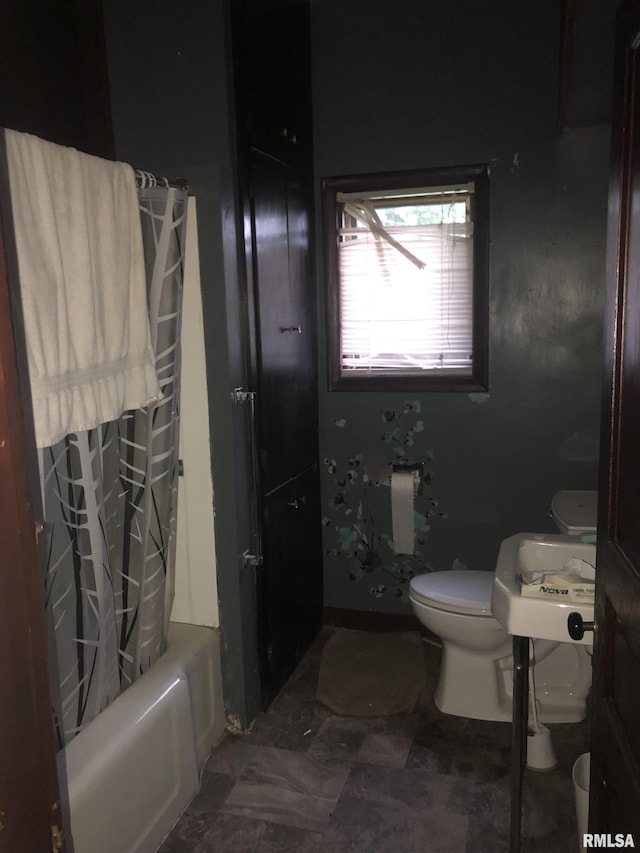 342 W Reynolds St, Springfield, IL 62702 - bathroom featuring toilet and shower / tub combo
