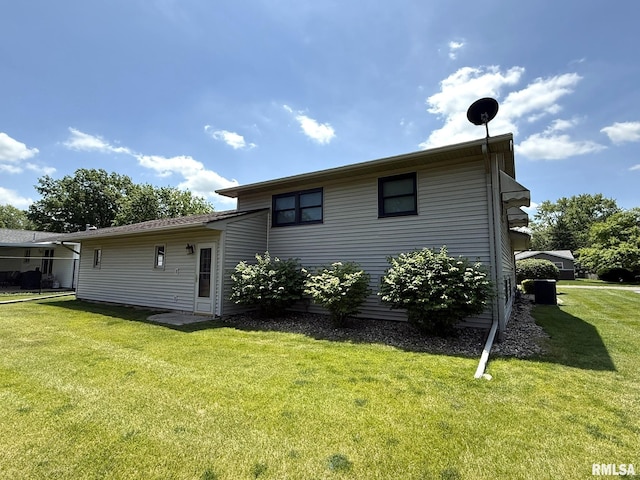 597 Walnut St, Knoxville, IL 61448 - back of property featuring a lawn