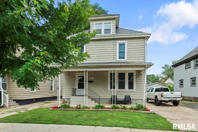 826 S Douglas Ave, Springfield, IL 62704 - american foursquare style home featuring a front yard and a porch