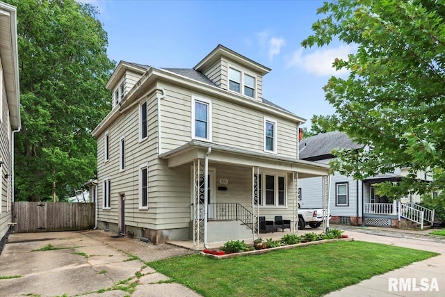 826 S Douglas Ave, Springfield, IL 62704 - american foursquare style home featuring a porch