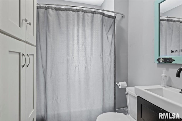 826 S Douglas Ave, Springfield, IL 62704 - bathroom with vanity and curtained shower