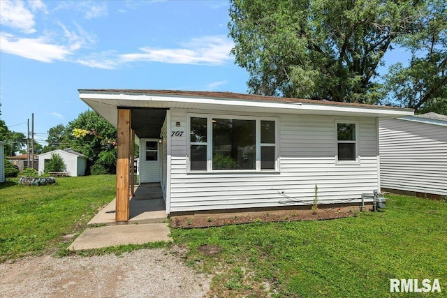 707 N Adams St, Lincoln, IL 62656 - view of front of property featuring a front yard and covered porch