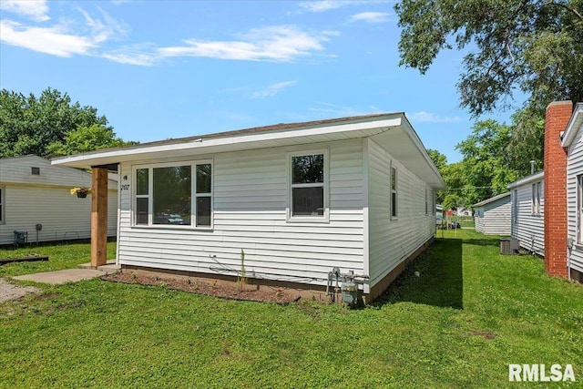 707 N Adams St, Lincoln, IL 62656 - view of home's exterior featuring a yard