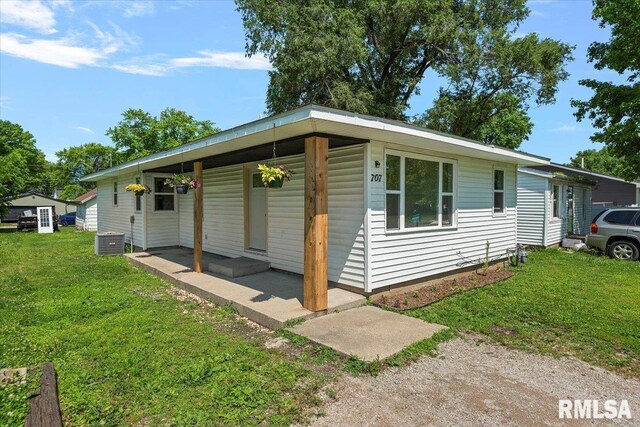 707 N Adams St, Lincoln, IL 62656 - view of front of house featuring a front yard