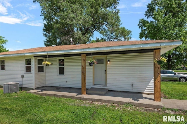 707 N Adams St, Lincoln, IL 62656 - view of front of home with a front lawn