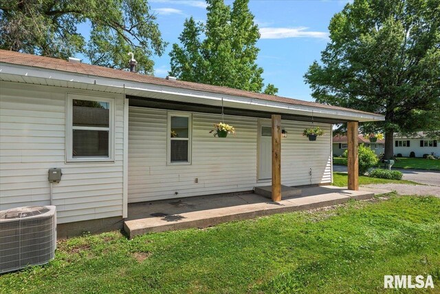707 N Adams St, Lincoln, IL 62656 - rear view of house featuring a yard
