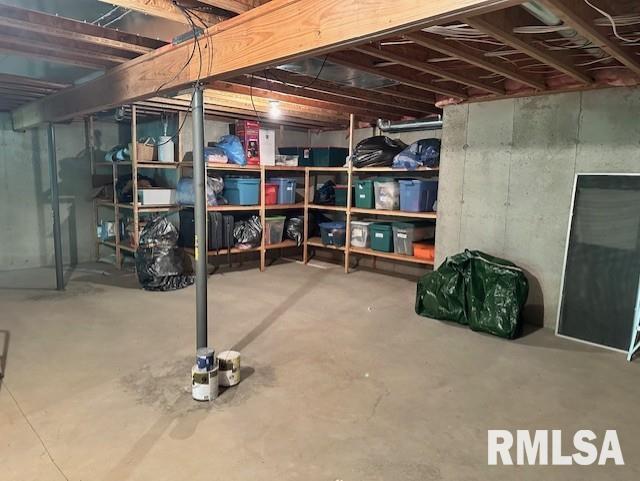 403 Timbercreek Dr, Jacksonville, IL 62650 - photo 24