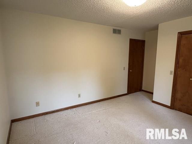 2524 Greenbriar Rd, Springfield, IL 62704 - empty room featuring a textured ceiling and light carpet