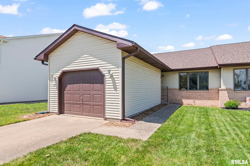 301 Wintergreen Dr, Chatham, IL 62629 - photo 1