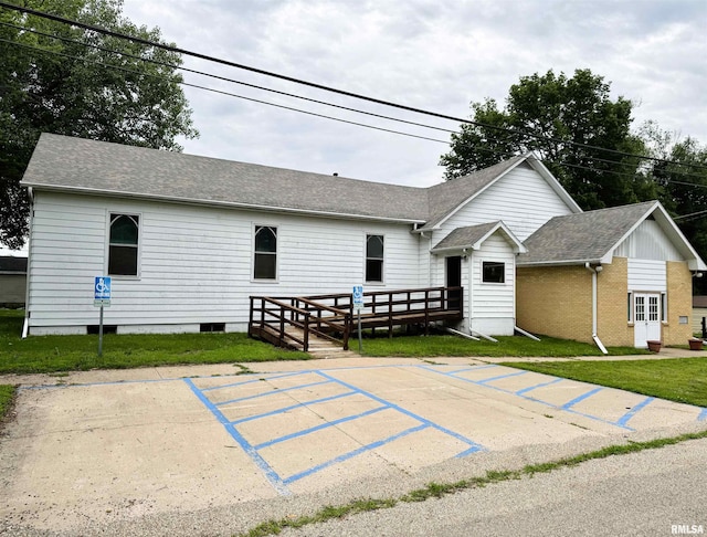 925 S 10th St, Havana, IL 62644 - view of front facade with a deck, a shingled roof, and a front yard
