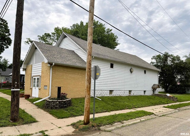 925 S 10th St, Havana, IL 62644 - view of property exterior with roof with shingles, brick siding, and a yard