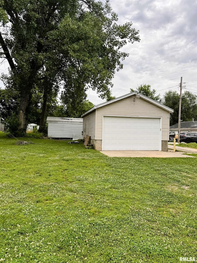 925 S 10th St, Havana, IL 62644 - view of grassy yard with an outdoor structure and a detached garage