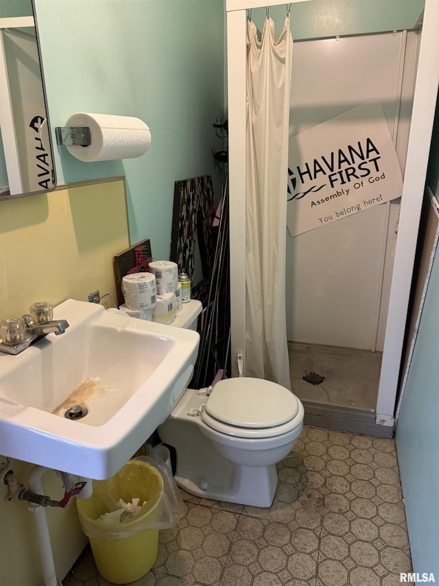 925 S 10th St, Havana, IL 62644 - full bathroom with a shower stall and toilet