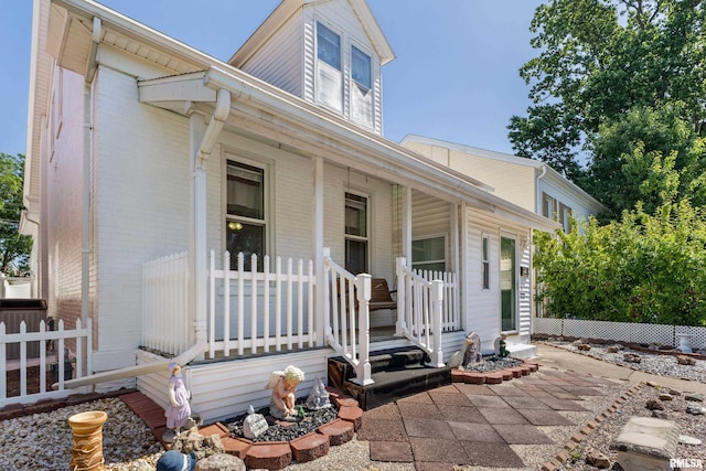 925 Payson Ave, Quincy, IL 62301 - view of exterior entry featuring a porch and brick siding