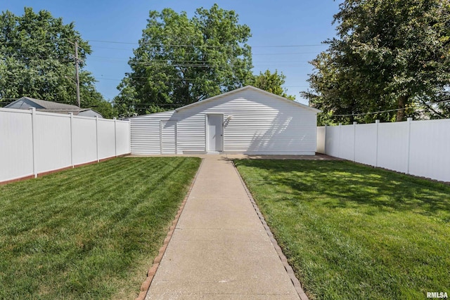 925 Payson Ave, Quincy, IL 62301 - fenced backyard featuring an outdoor structure