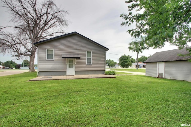1940 Mulholland St, Nauvoo, IL 62354 - rear view of house with a lawn