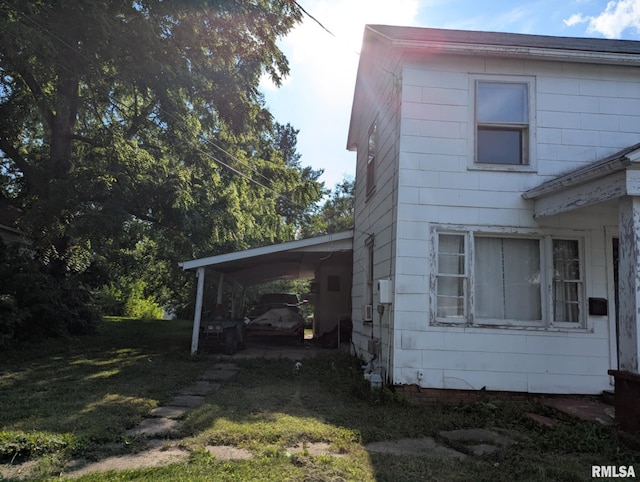 525 N Memorial St, Pittsfield, IL 62363 - view of home's exterior featuring an attached carport and a yard