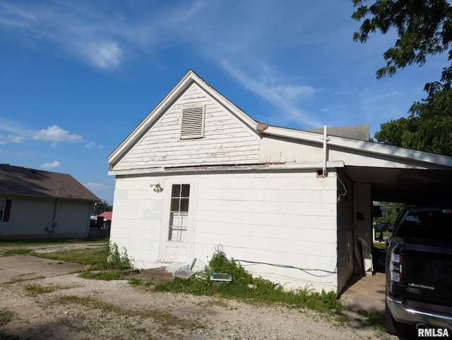 525 N Memorial St, Pittsfield, IL 62363 - view of side of home featuring concrete block siding