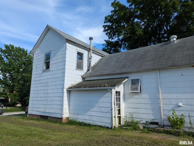 525 N Memorial St, Pittsfield, IL 62363 - view of property exterior with a lawn and a shingled roof