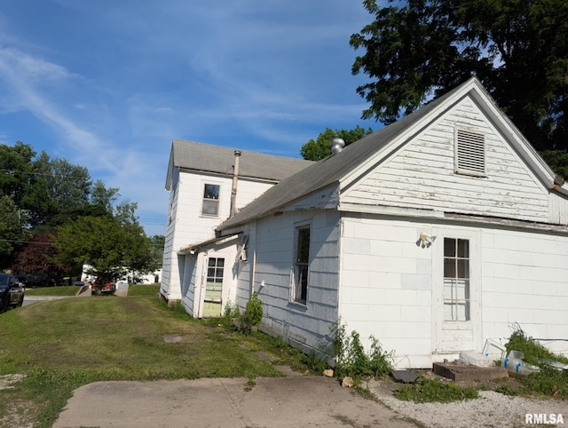 525 N Memorial St, Pittsfield, IL 62363 - view of side of home with a yard