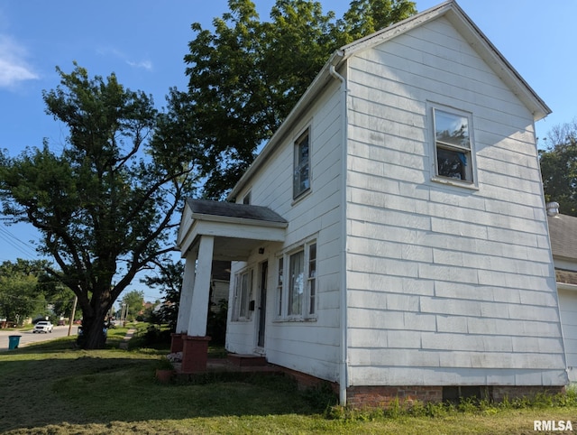 525 N Memorial St, Pittsfield, IL 62363 - view of side of home featuring a lawn