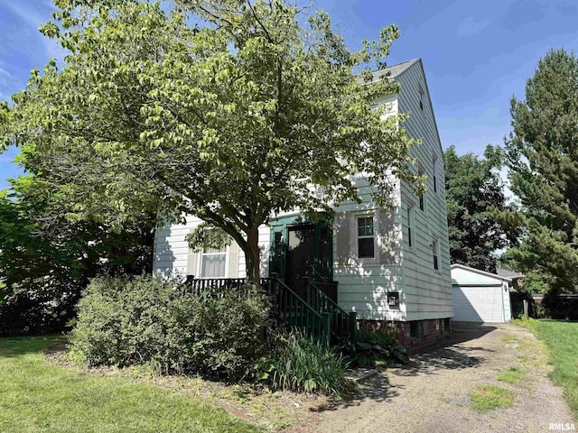 814 N Prairie St, Galesburg, IL 61401 - view of side of property with an outbuilding and a garage
