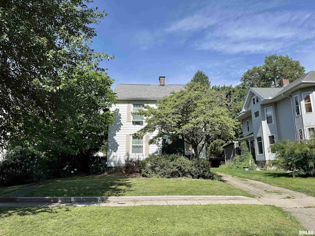 814 N Prairie St, Galesburg, IL 61401 - view of front of house with a front lawn and a chimney