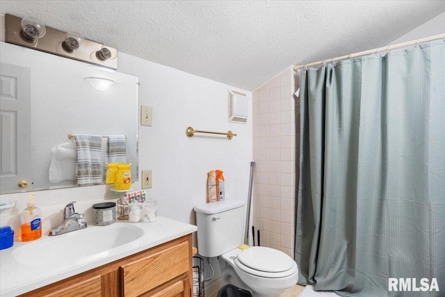 603 W Jefferson St, Auburn, IL 62615 - full bath with a textured ceiling, vanity, curtained shower, and lofted ceiling