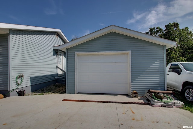 461 Oak St, Hamilton, IL 62341 - detached garage featuring concrete driveway