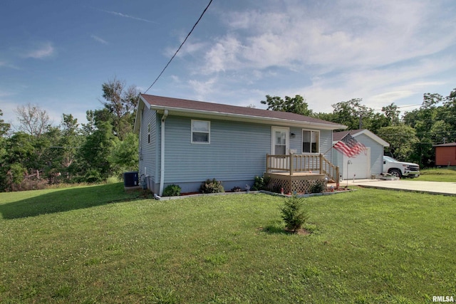 461 Oak St, Hamilton, IL 62341 - view of front of house featuring a front yard, an outdoor structure, a garage, and driveway