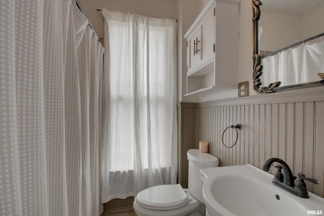 2117 Hampshire St, Quincy, IL 62301 - bathroom with a shower with shower curtain