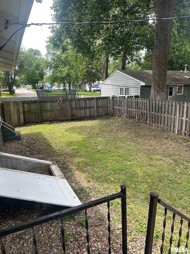 1249 W Urban Ave, Springfield, IL 32704 - view of yard