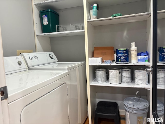 3205 Ashley Ln, Springfield, IL 62711 - laundry room featuring independent washer and dryer