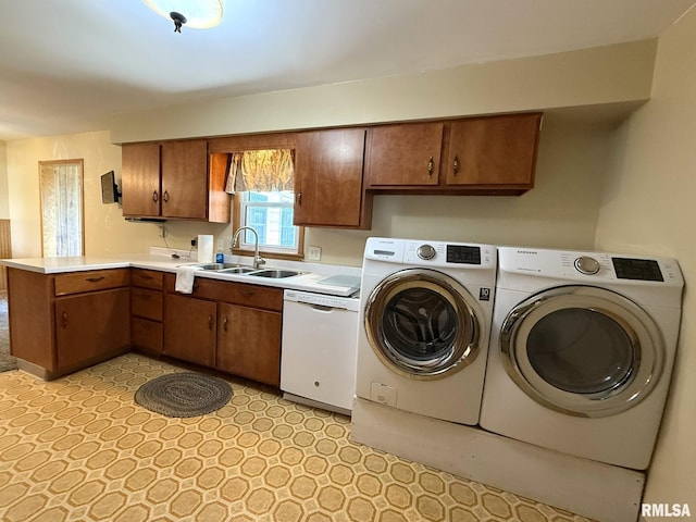 903 N Fearing Ave, Abingdon, IL 61410 - laundry room featuring washer and dryer and light floors