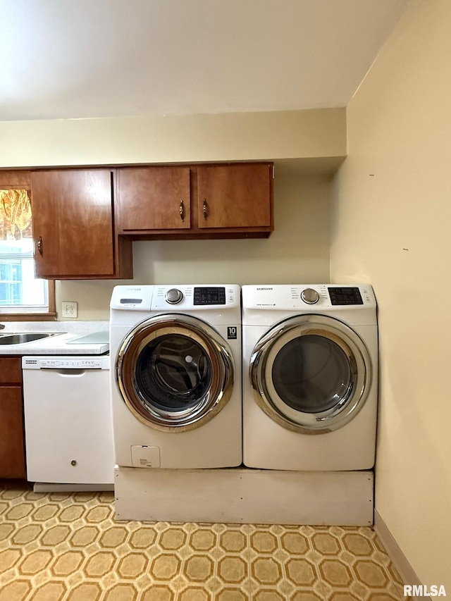 903 N Fearing Ave, Abingdon, IL 61410 - laundry area featuring washer and clothes dryer and light flooring