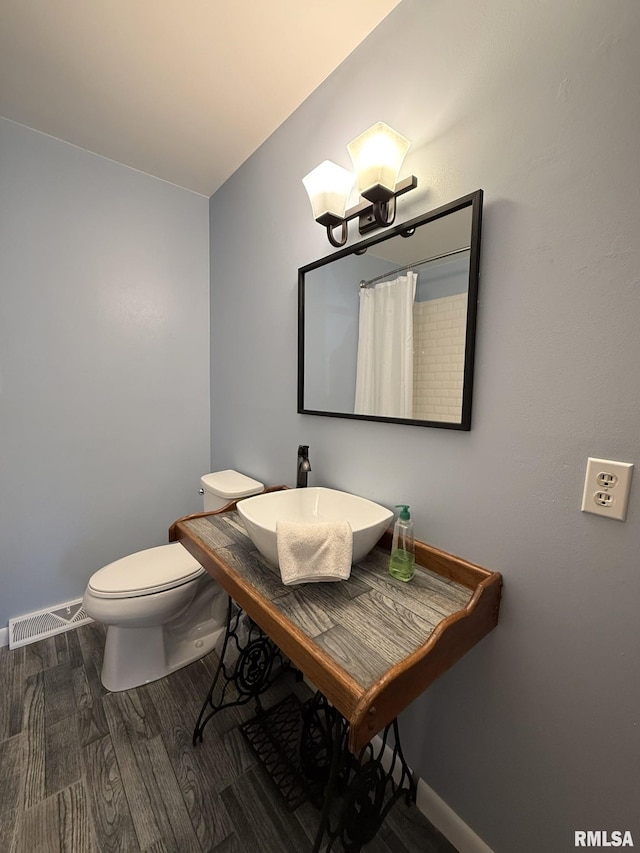903 N Fearing Ave, Abingdon, IL 61410 - bathroom with wood finished floors, a shower with shower curtain, and a chandelier