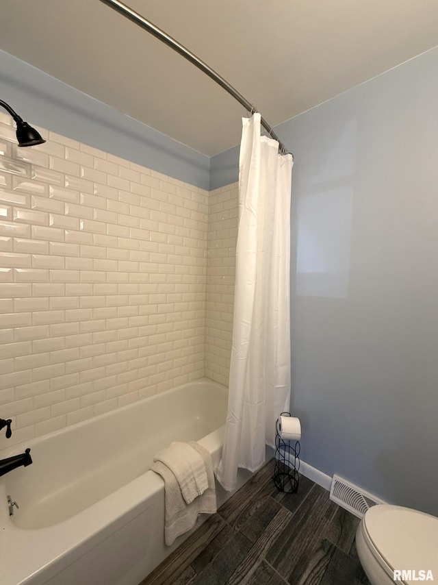 903 N Fearing Ave, Abingdon, IL 61410 - full bathroom featuring shower / bath combination with curtain and wood finished floors