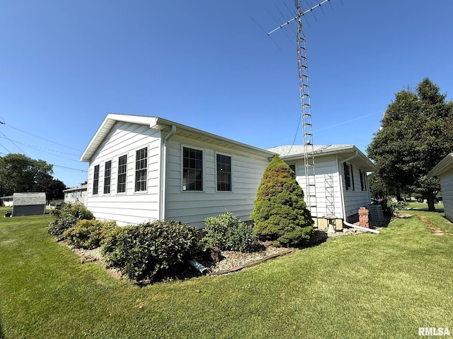 903 N Fearing Ave, Abingdon, IL 61410 - view of side of property with a yard
