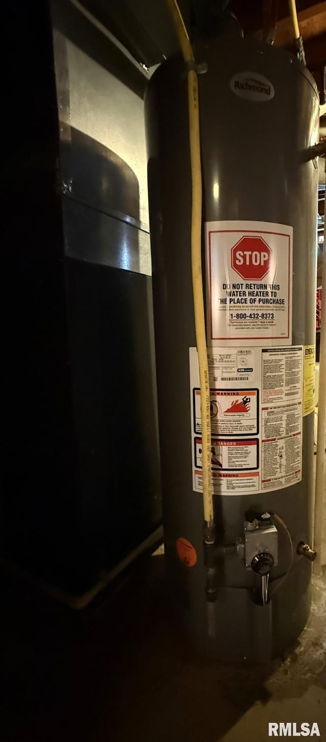 903 N Fearing Ave, Abingdon, IL 61410 - utility room featuring water heater
