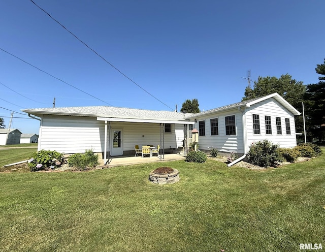 903 N Fearing Ave, Abingdon, IL 61410 - back of property with a lawn, an outdoor fire pit, and a patio area