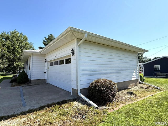 903 N Fearing Ave, Abingdon, IL 61410 - view of side of property featuring a garage and driveway
