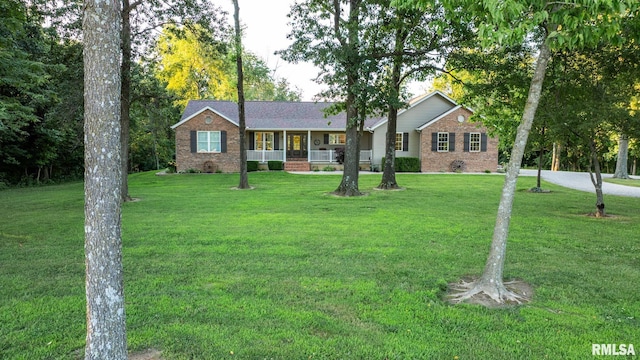 623 Jasper Rd, Centralia, IL 62801 - ranch-style home with brick siding, covered porch, and a front yard