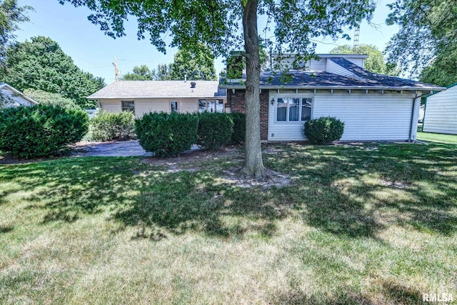 107 E Harrison St, Edinburg, IL 62531 - rear view of property featuring a lawn