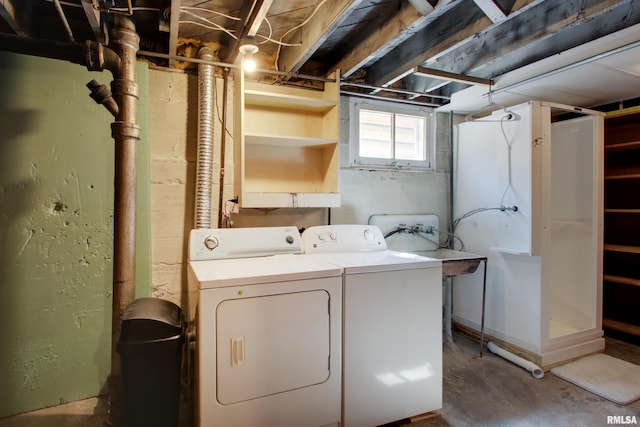 1512 Locust St, Quincy, IL 62301 - laundry area featuring washing machine and clothes dryer