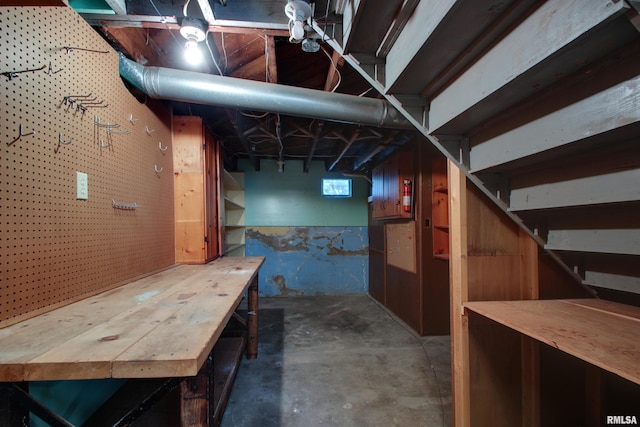 1512 Locust St, Quincy, IL 62301 - unfinished below grade area with a workshop area