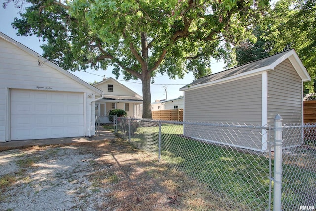 1512 Locust St, Quincy, IL 62301 - view of yard featuring an outbuilding and a garage