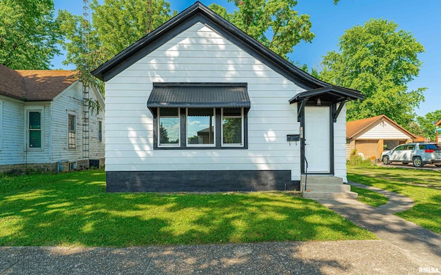 914 Pekin St, Lincoln, IL 62656 - bungalow-style home featuring a front yard and entry steps