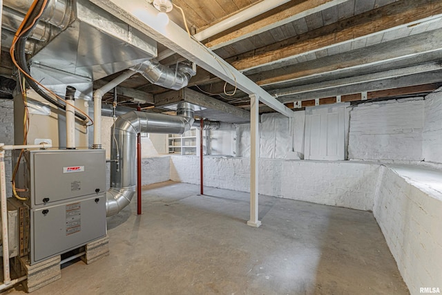 914 Pekin St, Lincoln, IL 62656 - unfinished below grade area with heating unit