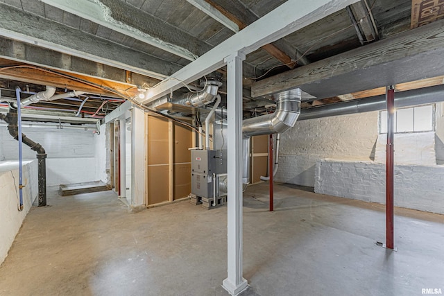 914 Pekin St, Lincoln, IL 62656 - unfinished below grade area featuring heating unit